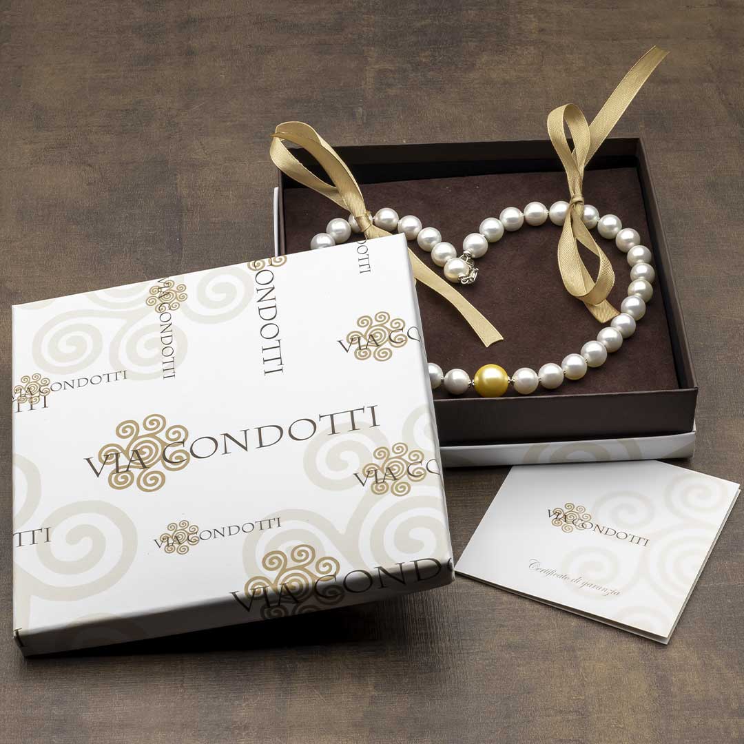 confezione regalo della collana in perle bianche con al centro una dorata più grande e argento - via condotti store