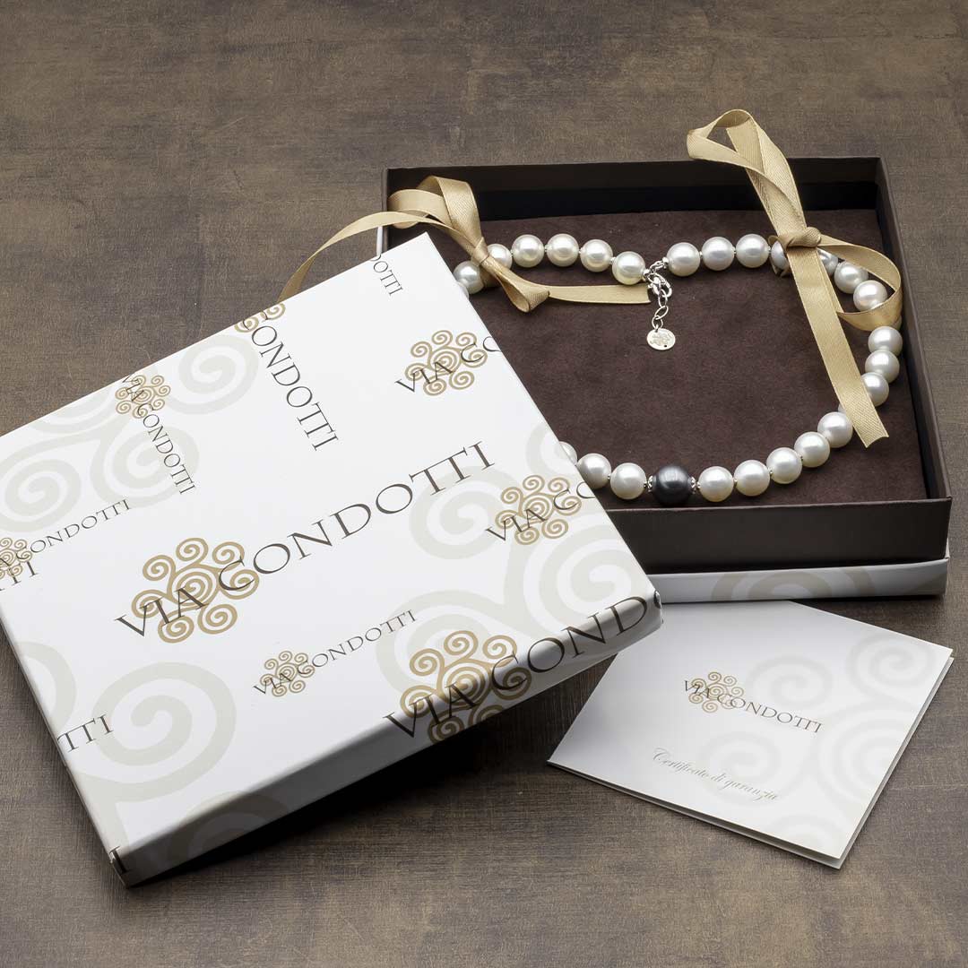 confezione regalo della collana in perle bianche con al centro una nera più grande e argento - via condotti store