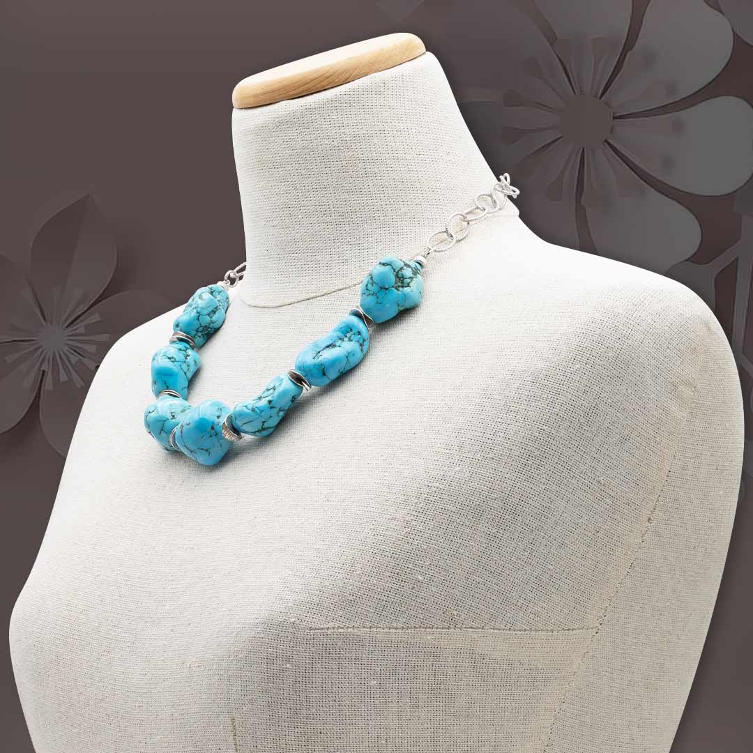 collana girocollo in howlite turchese a sassi grezzi e argento 925 rodiato su manichino - via condotti store