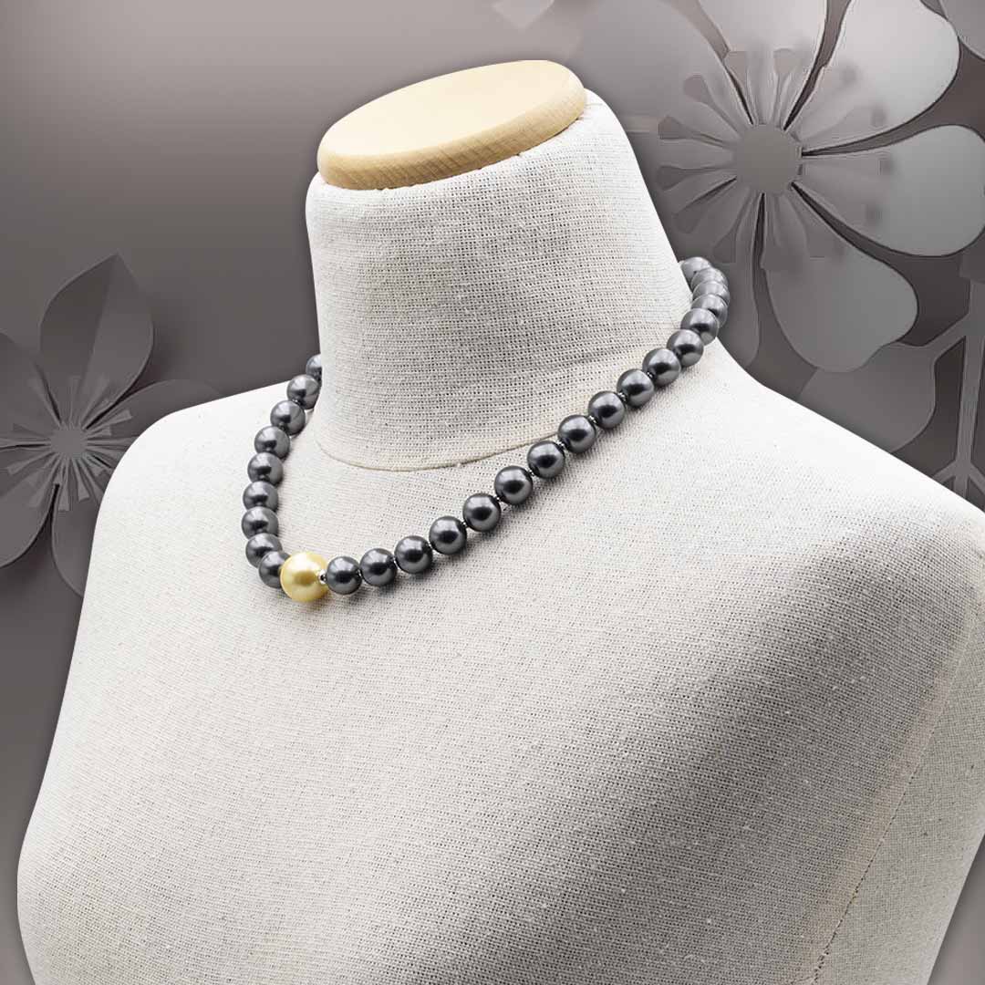 collana girocollo in perle grigie e dorata centrale indossata da un manichino - via condotti store