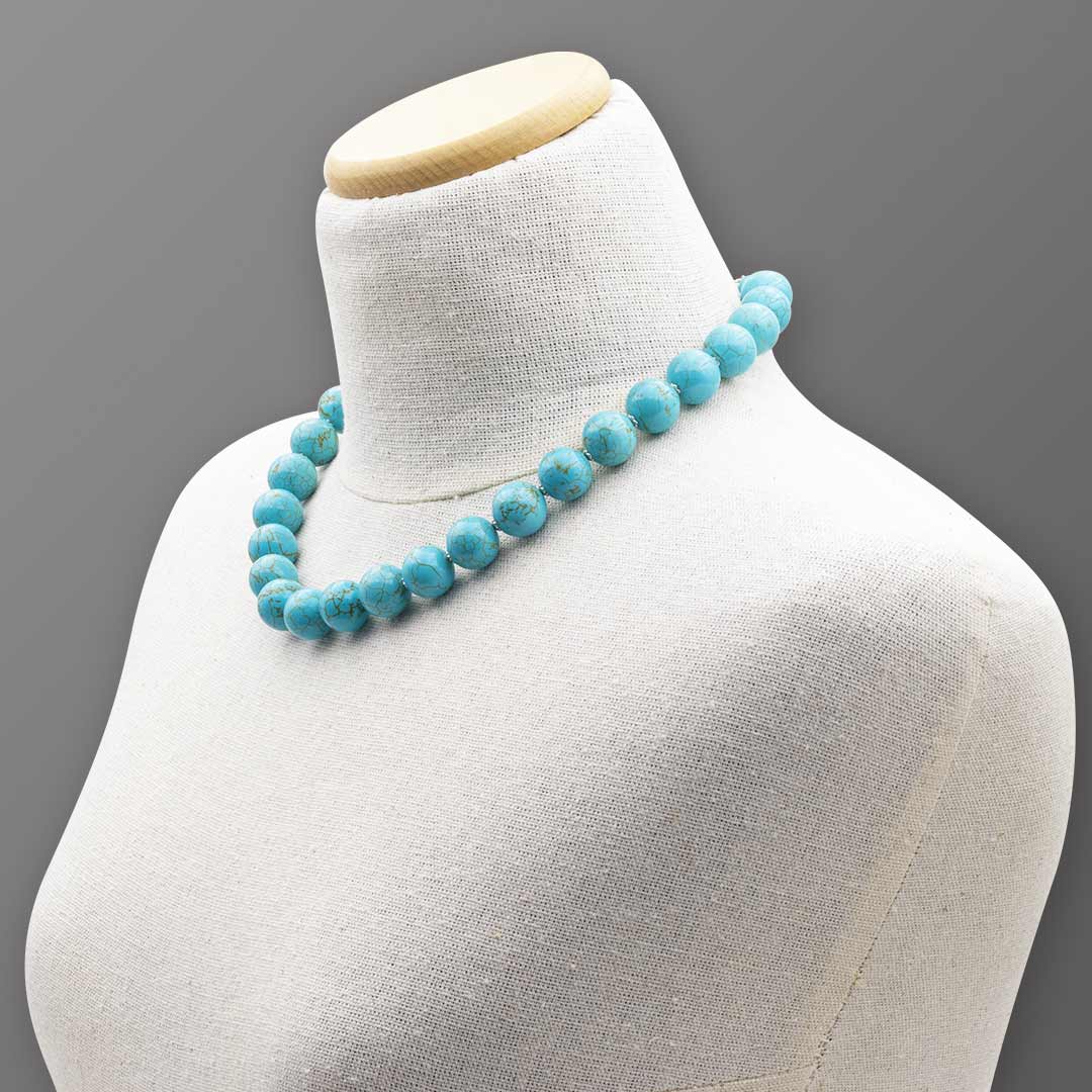 collana girocollo in howlite turchese a sfere e argento 925 rodiato su manichino - via condotti store