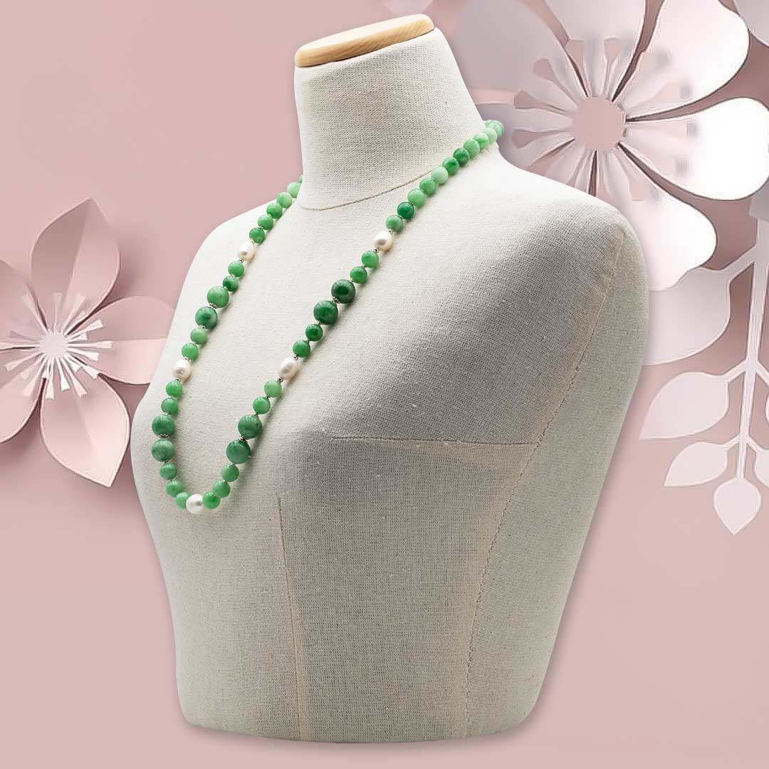 collana in pietre dure e argento con giada verde e perle barocche indossata da un manichino - via condotti store