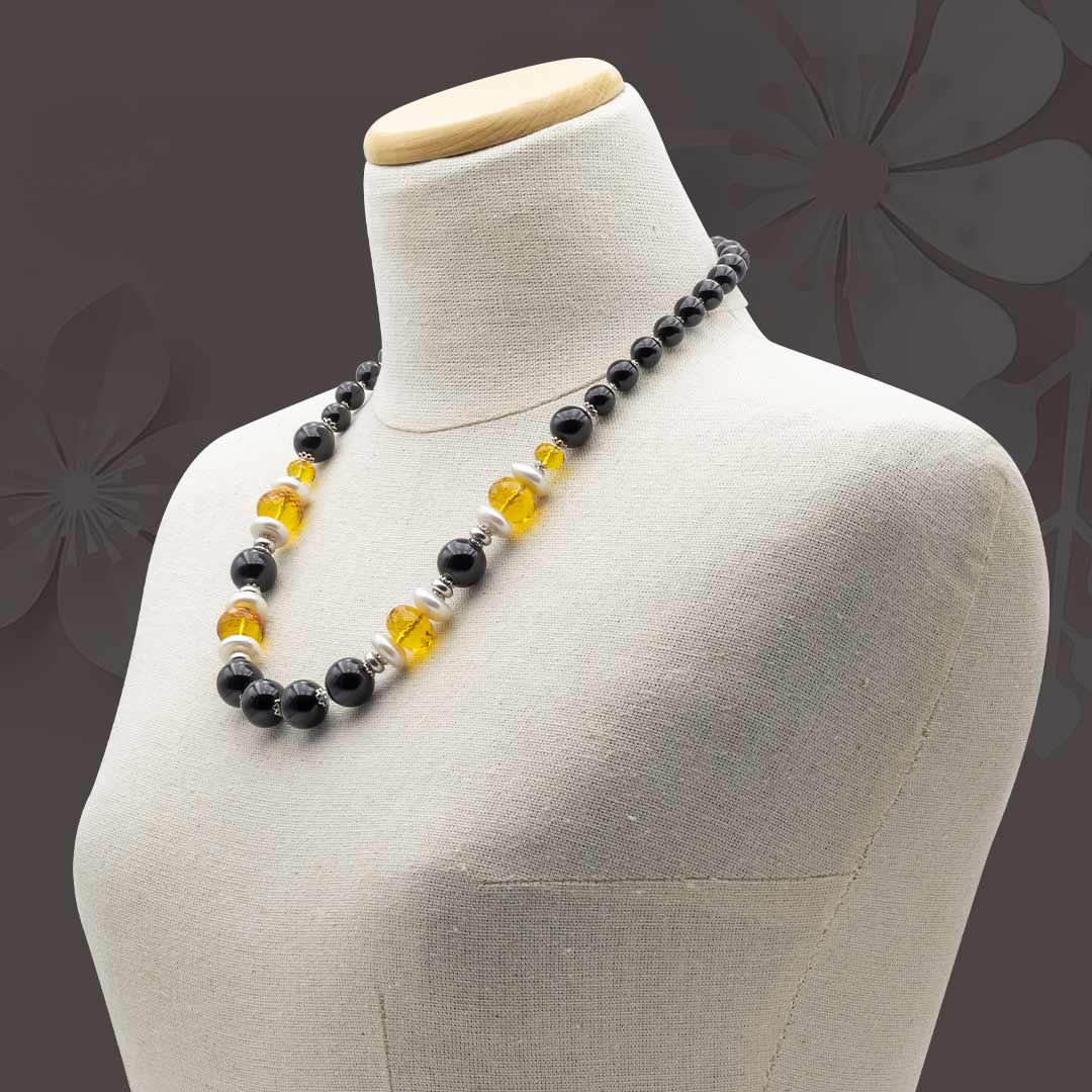 collana in onice nero quarzo citrino e perle indossata da un manichino - via condotti store