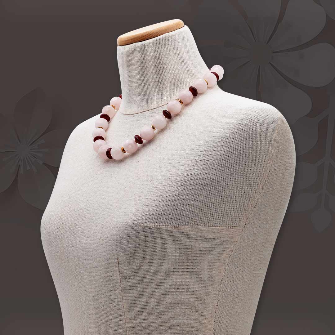 collana girocollo in quarzo rosa e corniola rossa indossata - via condotti store