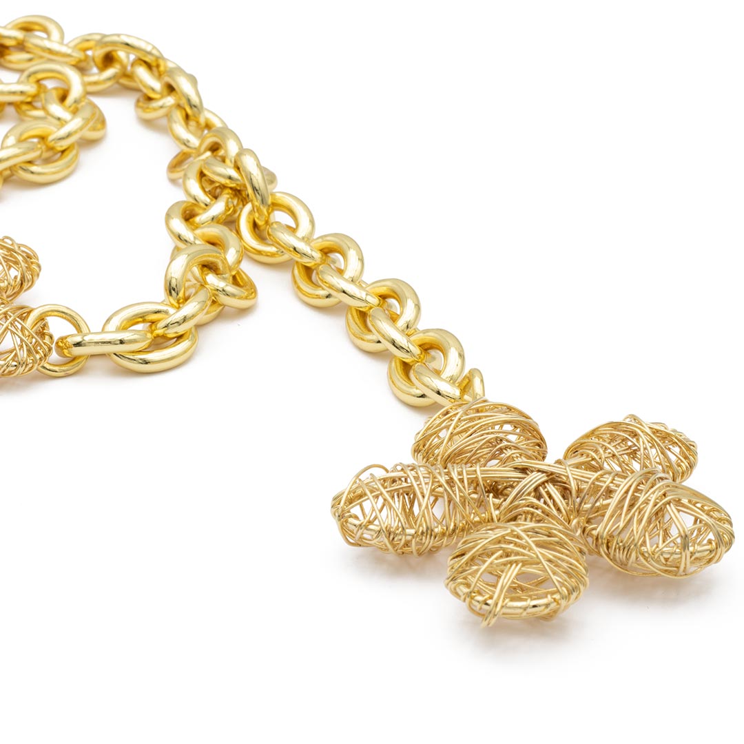 particolare della collana con fiori placcata oro - via condotti store
