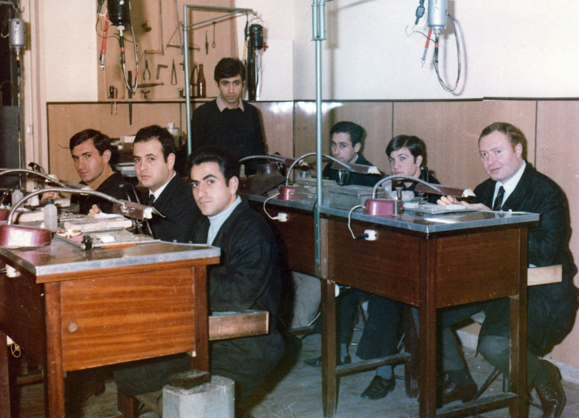 fabbrica con orefici nel 1968